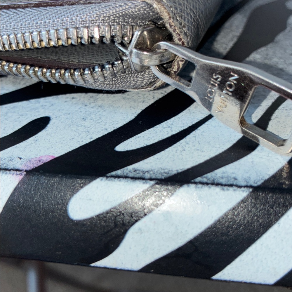 Louis Vuitton Silver Tiaga Wallet - Picture 9 of 17